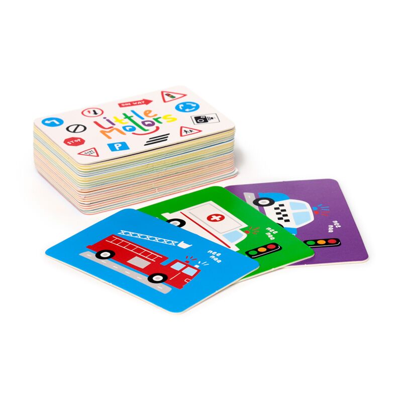 Pilha das cartas do jogo Little Motors, mostrando a espessura do conjunto e a variedade de cores das cartas.