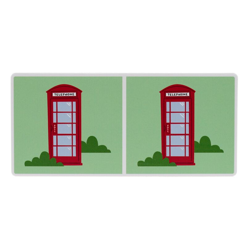 Duas peças de dominó infantis com ilustrações de cabines telefónicas vermelhas de Londres, sobre fundo verde.