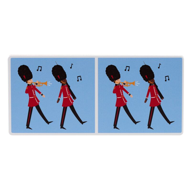 Duas peças de dominó infantis com ilustrações de guardas reais de Londres a tocar trompete, sobre fundo azul claro.