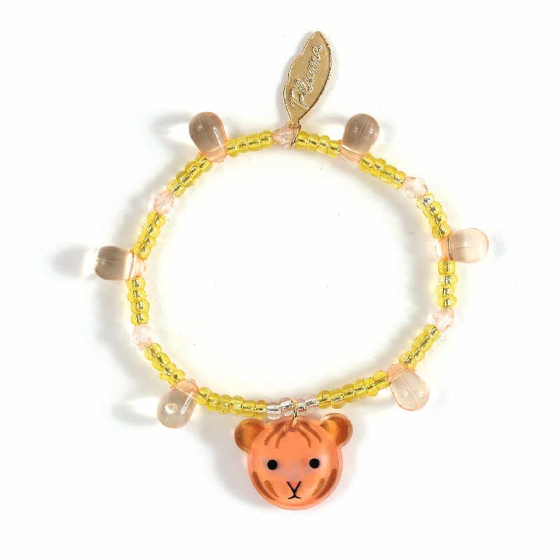 Pulseira infantil amarela e rosa com contas e um pendente em forma de cabeça de tigre em resina.