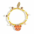 Pulseira infantil amarela e rosa com contas e um pendente em forma de cabeça de tigre em resina.