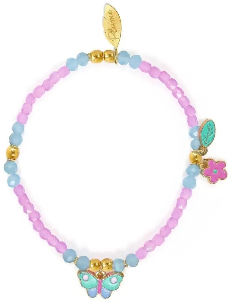 Pulseira infantil Djeco Plume com contas em tons de rosa e azul claro, adornada com pingentes esmaltados de borboleta, flor e folha.