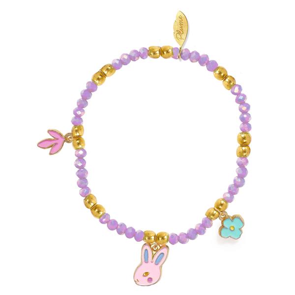 Pulseira infantil Djeco da coleção Plume com contas lilases facetadas e pingentes esmaltados de um coelho rosa, uma folha rosa e uma flor azul.