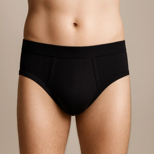 Modelo masculino jovem a vestir as cuecas absorventes pretas da Pupus, mostrando o ajuste desportivo e discreto.