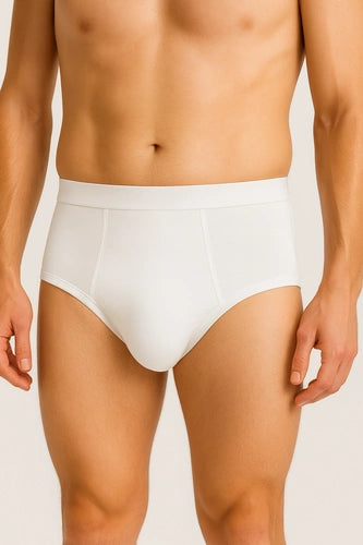 Homem a usar cuecas absorventes brancas da Pupus com corte clássico e discreto.