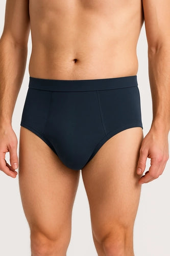 Homem a usar cuecas absorventes Pupus de cor preta com corte clássico e discreto.