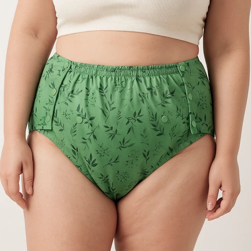 Vista frontal das cuecas impermeaveis Pupus para adulto em verde com padrao de folhas, ajustadas ao corpo.