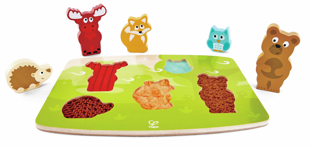 Puzzle de madeira da Hape com peças de animais da floresta e texturas sensoriais para crianças.