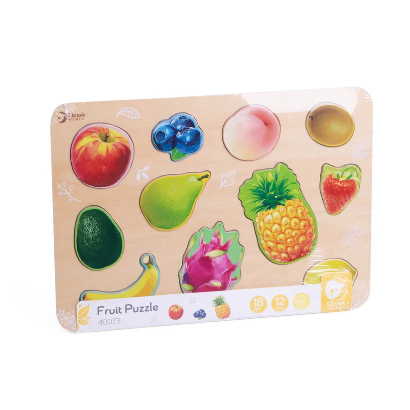 Classic World Puzzle de encaixe Frutas em madeira, com 12 peças coloridas de frutas como maçã, mirtilo, ananás, morango e abacate, ainda na embalagem plástica original.