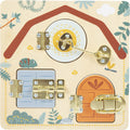 Quadro de atividades em madeira com tema safari, mostrando diferentes tipos de fechos como gancho, fecho e pressão. Detalhes em tons pastéis e animais ilustrados.