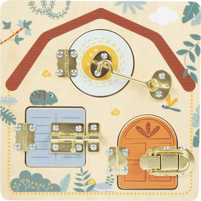 Quadro de atividades em madeira com tema safari, mostrando diferentes tipos de fechos como gancho, fecho e pressão. Detalhes em tons pastéis e animais ilustrados.