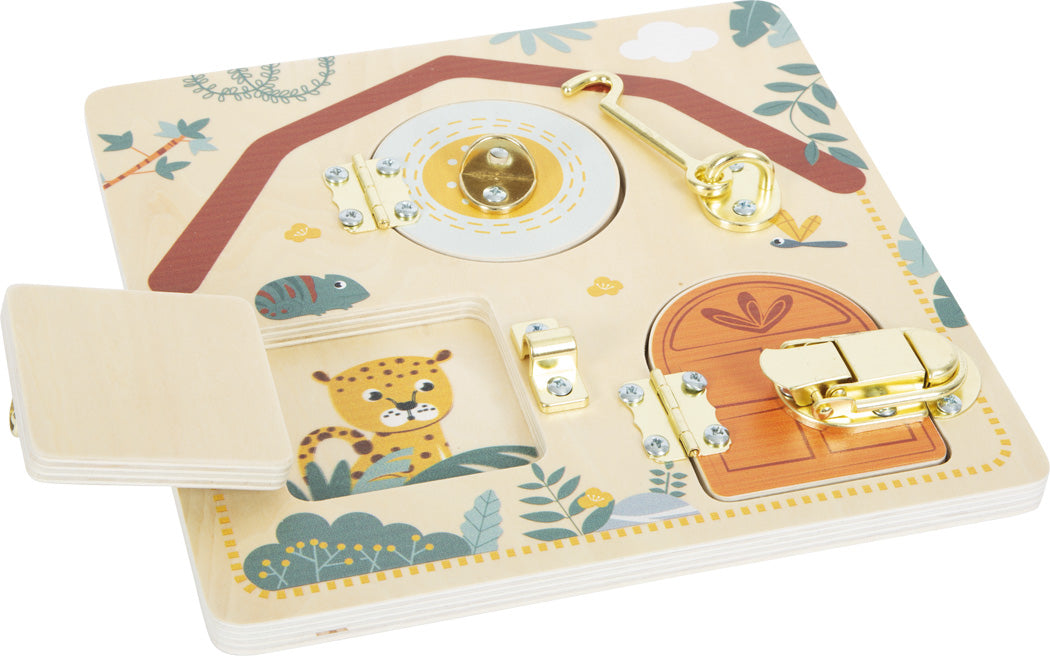 Imagem em ângulo do quadro de atividades de madeira, com uma das portas abertas revelando um leopardo. Mostra a textura da madeira e os detalhes coloridos do design.