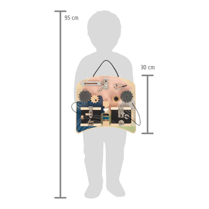 Ilustração mostrando as dimensões do quadro de atividades small foot em relação a uma criança, facilitando a compreensão do tamanho e da escala do produto.