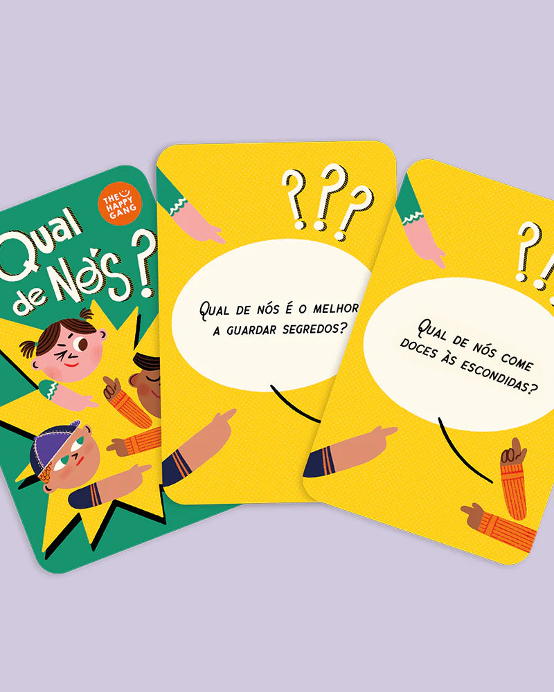 Três cartas do jogo THE HAPPY GANG - Qual de nós? com perguntas como "Qual de nós é o melhor a guardar segredos?" e "Qual de nós come doces às escondidas?".