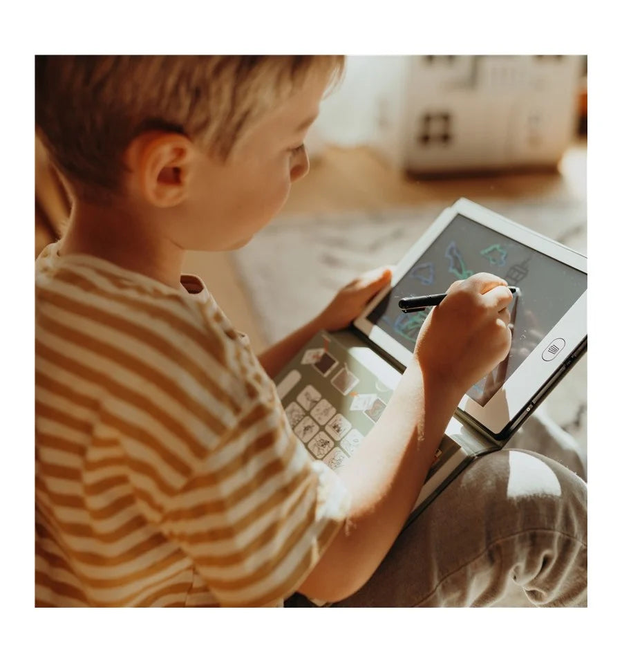 Rapaz a usar a caneta para desenhar no tablet KidyWolf, com a secção de modelos de transferência visível ao lado.
