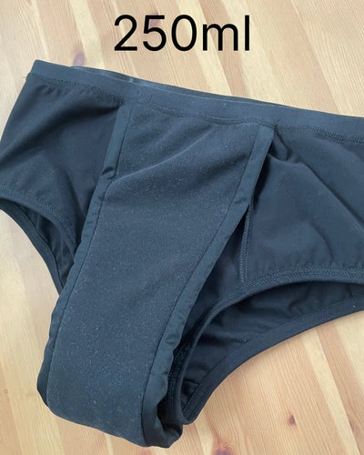 Demonstração da capacidade de 250ml com a utilização de absorvente extra na cueca Pupus.