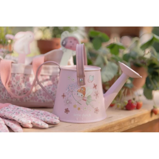 Detalhe do regador cor-de-rosa do kit Little Dutch Fairy Garden, com ilustração de uma fada e flores, em primeiro plano.