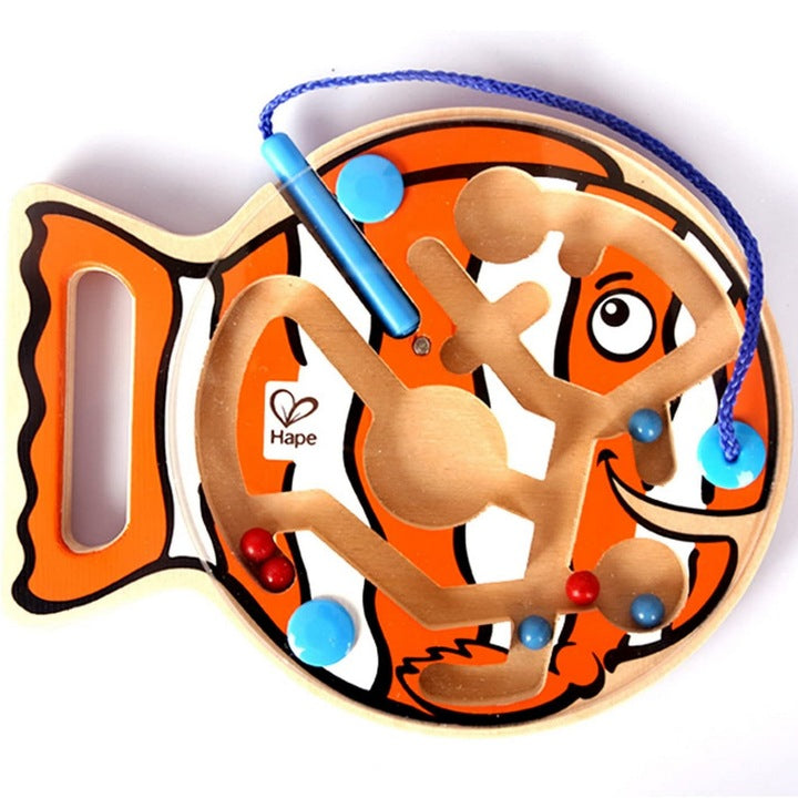 Labirinto magnético Hape Peixe Palhaço, com bolinhas coloridas e caneta magnética, ideal para desenvolver a motricidade fina.