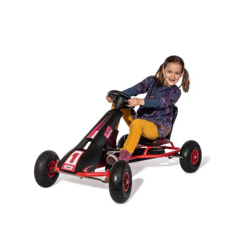 Criança sorridente a conduzir o GoKart a pedais RollyToys ATX-Racer vermelho e preto, com assento ajustável.