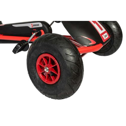 Close-up da roda dianteira com pneu pneumático e aro vermelho, e parte do pedal do RollyToys Gokart a pedais.