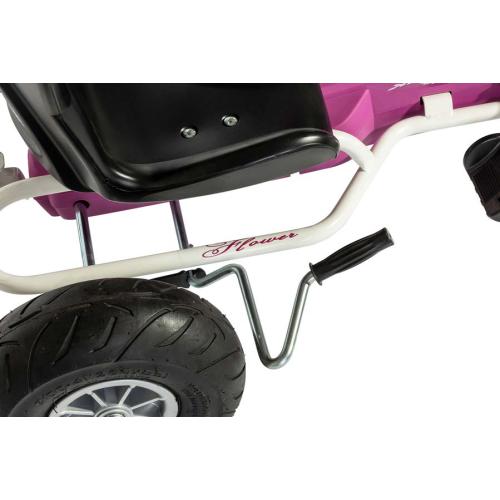 Detalhe do sistema de travão de mão em forma de alavanca do GoKart a pedais, com a inscrição "Flower" na estrutura rosa.