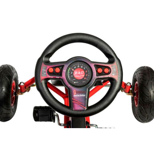 Detalhe do volante multifunções com painel de instrumentos simulado e botões, no RollyToys Gokart a pedais.
