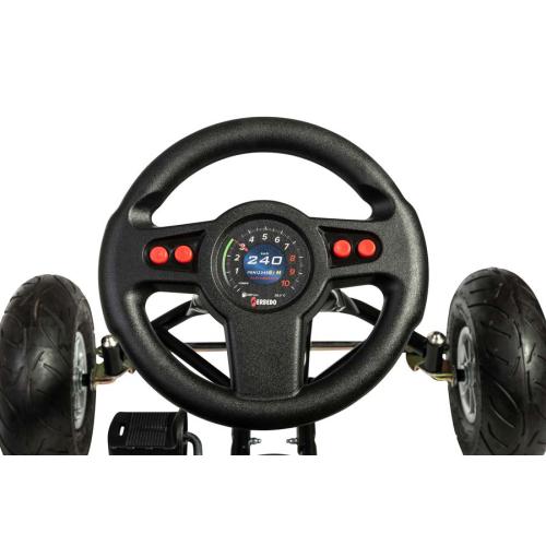 Detalhe do painel de instrumentos do Gokart RollyToys, mostrando o volante preto com velocímetro central e botões vermelhos.