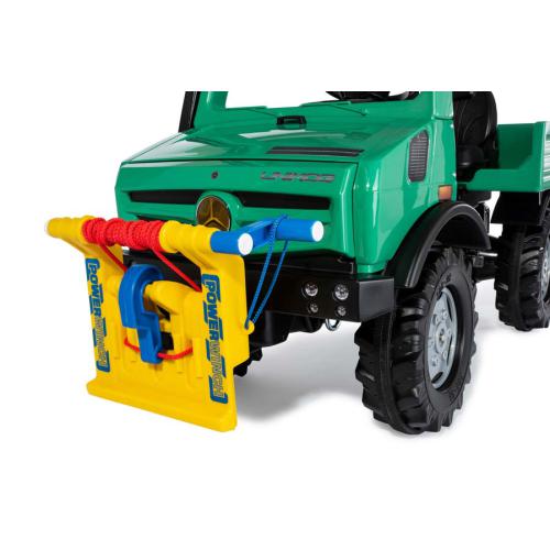 Detalhe da frente do Unimog de brincar verde, mostrando a lâmina amarela funcional com pormenores em azul e vermelho.