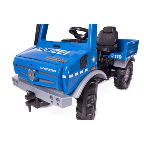 Vista frontal parcial do camião de brincar RollyToys Unimog Polícia azul, destacando a grelha Mercedes e o capô com inscrição "POLIZEI".