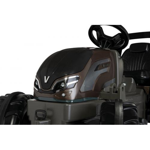 Detalhe frontal do RollyToys Trator Farmtrac Premium, mostrando o capô com o logótipo Valtra e os faróis estilizados.