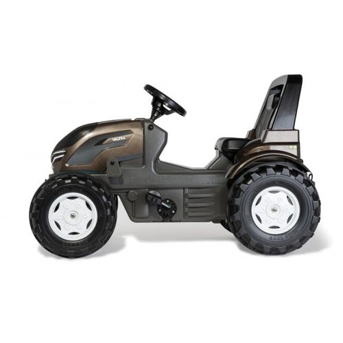 RollyToys Trator a pedais Farmtrac Premium cor castanha, visto de perfil, com grandes rodas pretas e jantes brancas.