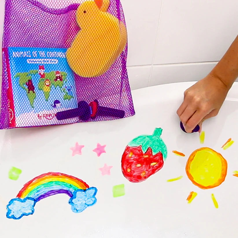 Visão geral do conteúdo do conjunto Baff Paints no saco de rede, com desenhos coloridos (arco-íris, fruta, sol) feitos na banheira.