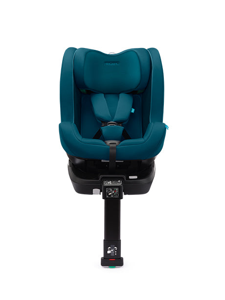 Vista frontal da cadeira auto azul-petróleo com a Perna de Suporte, em posição de instalação rear-facing.