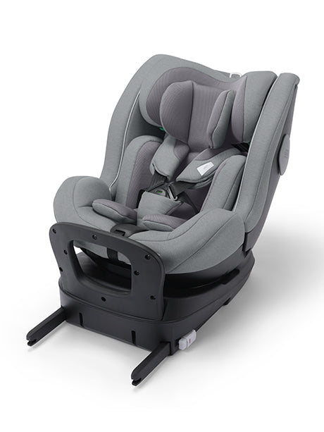 Cadeira auto cinza médio, com arnês ajustável e sistema ISOFIX em vista frontal.