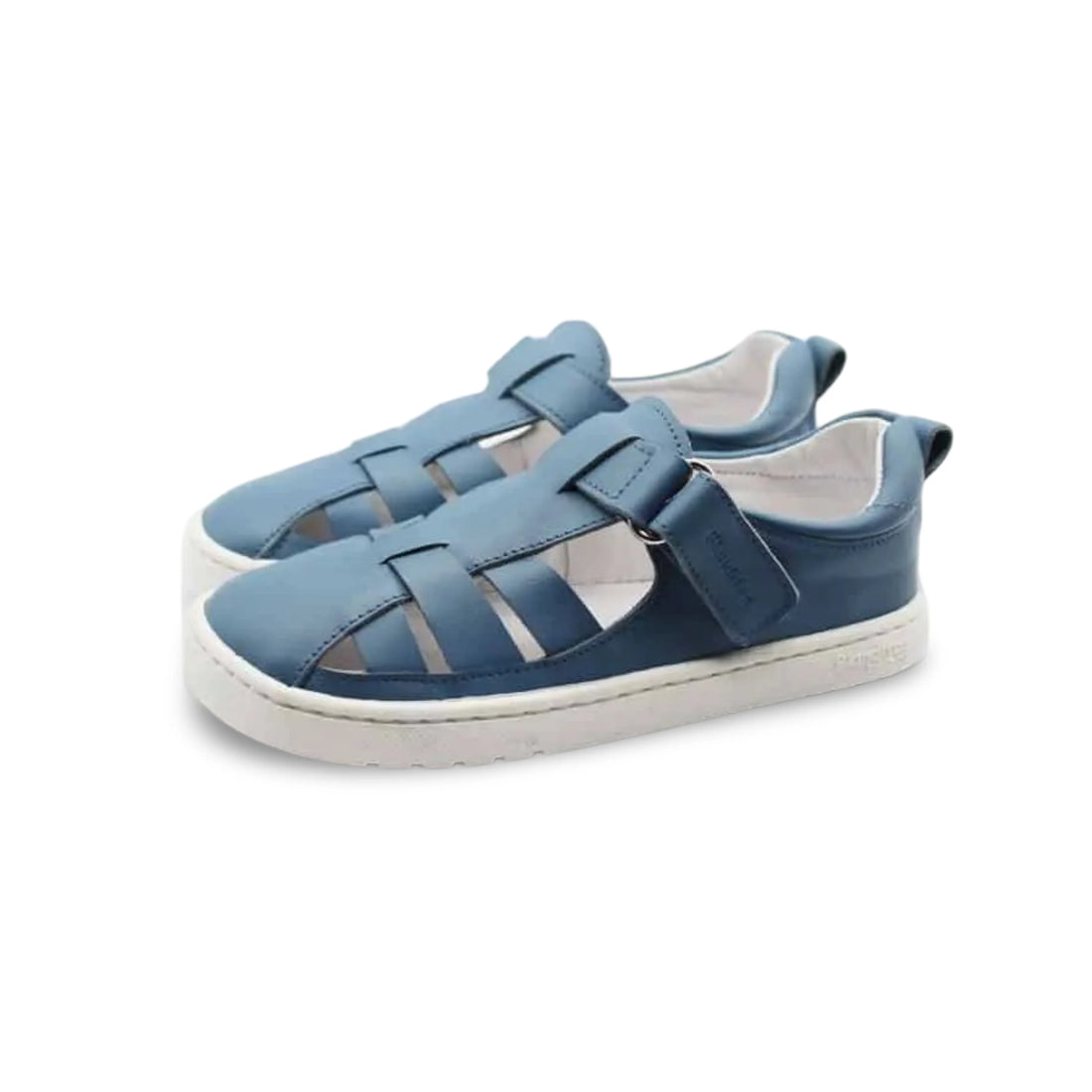 Sandália barefoot infantil em couro azul da Blanditos by Crio's, com design aberto para ventilação, fecho de velcro lateral para ajuste fácil e sola branca flexível de perfil baixo, promovendo liberdade de movimentos e conforto para o desenvolvimento natural dos pés.