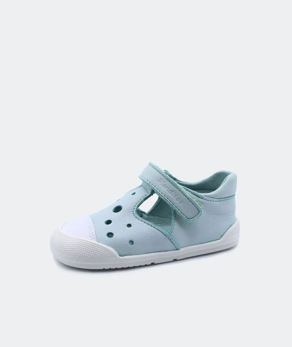 Sandália barefoot azul pastel para bebé com velcro, biqueira reforçada e perfurações para ventilação.
