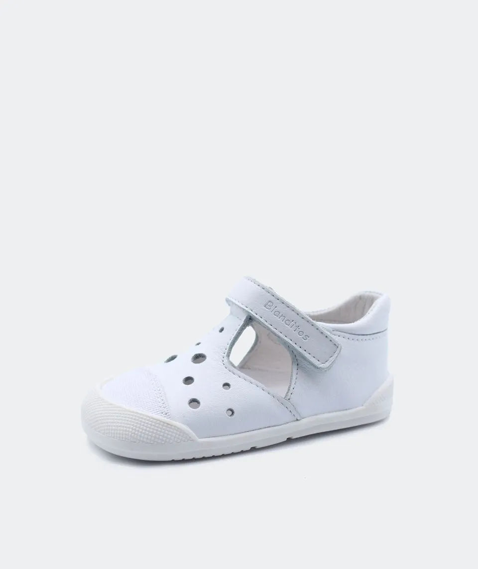 Sandália barefoot branca para bebé com fecho de velcro, biqueira reforçada e design leve e confortável.
