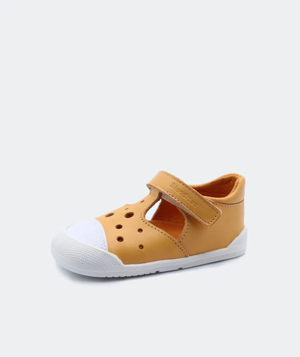 Sandália barefoot laranja para bebé com design respirável, fecho de velcro e sola antiderrapante.
