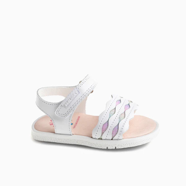 Sandália barefoot branca Pablosky com detalhe ondulado brilhante e sola flexível.
