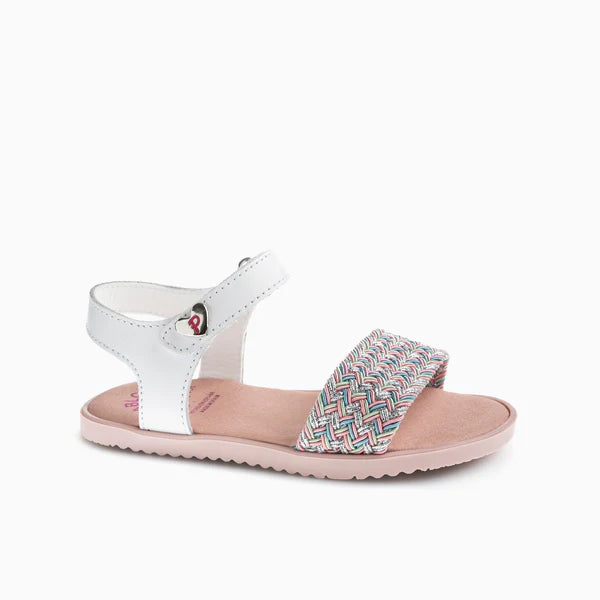 Sandália barefoot Pablosky branca com tiras iridescentes e detalhe de coração