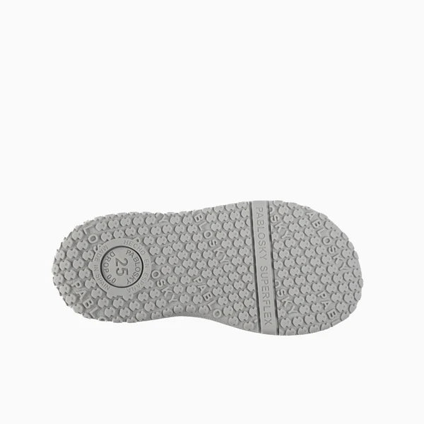 Sola antiderrapante da sandália barefoot Pablosky, garantindo segurança e estabilidade ao caminhar.
