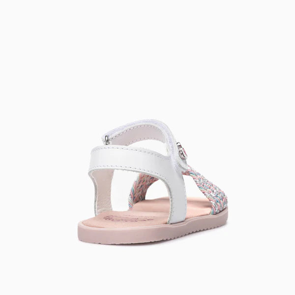Vista traseira da sandália barefoot infantil com tira de ajuste