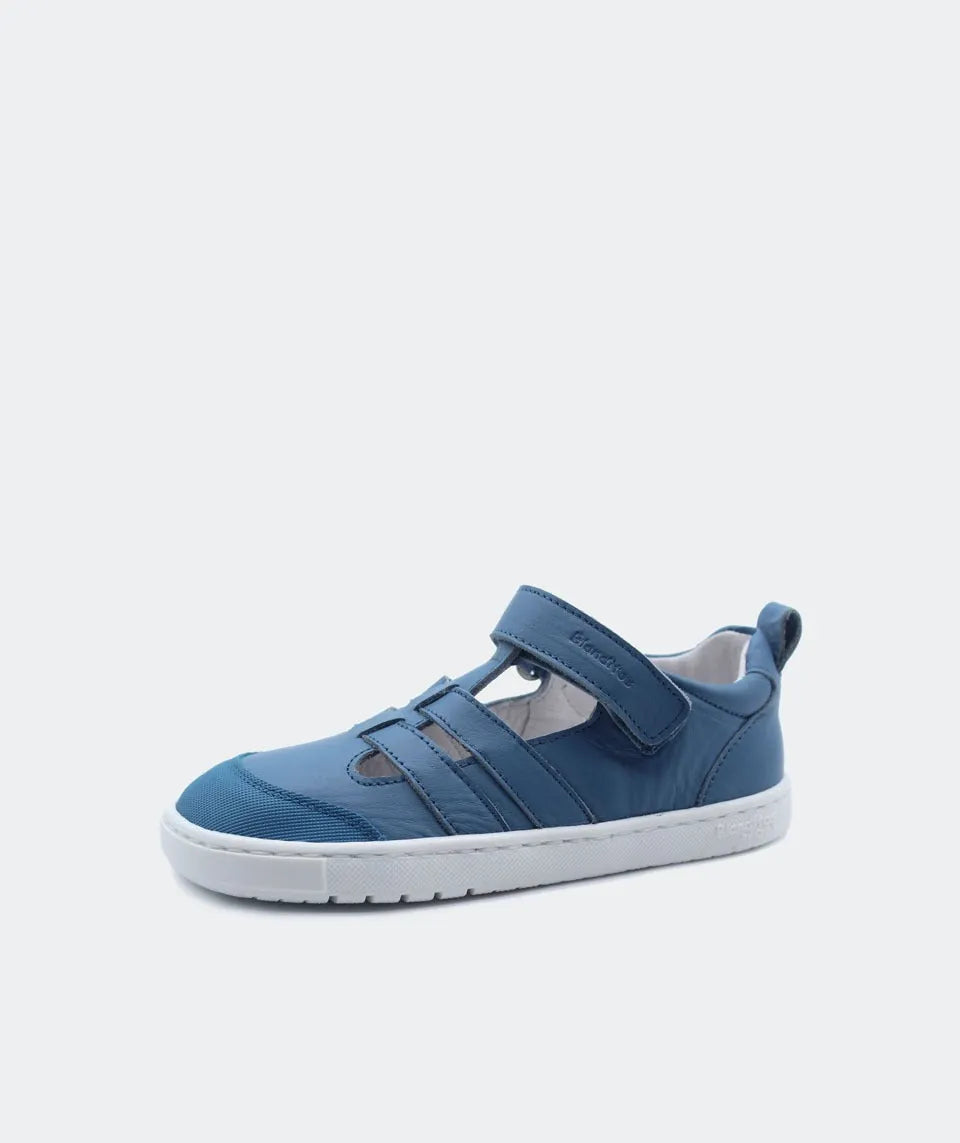 Sandália fechada barefoot Blanditos em azul claro, com fecho em velcro, sola fina e biqueira reforçada para maior proteção.






