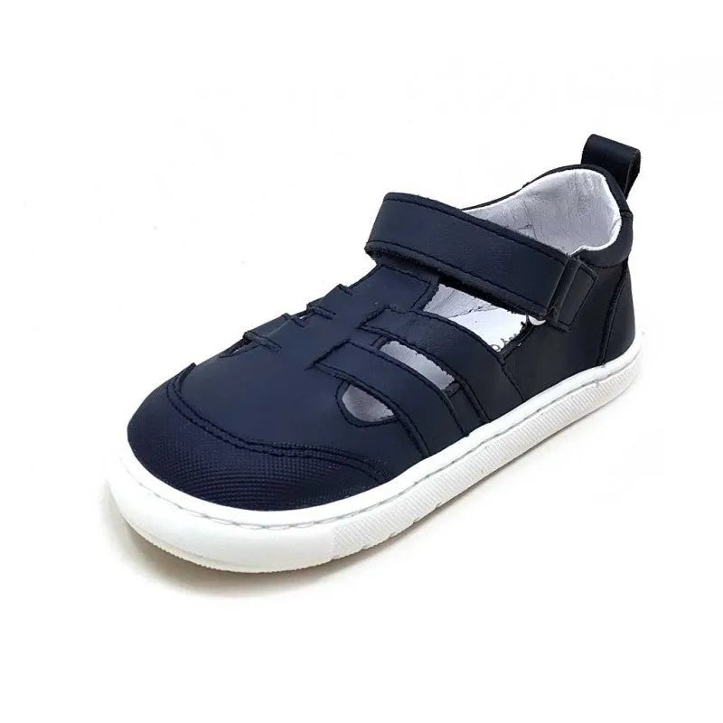 Sandália fechada barefoot Blanditos em azul escuro, com fecho em velcro, sola fina e design flexível para o desenvolvimento natural dos pés.
