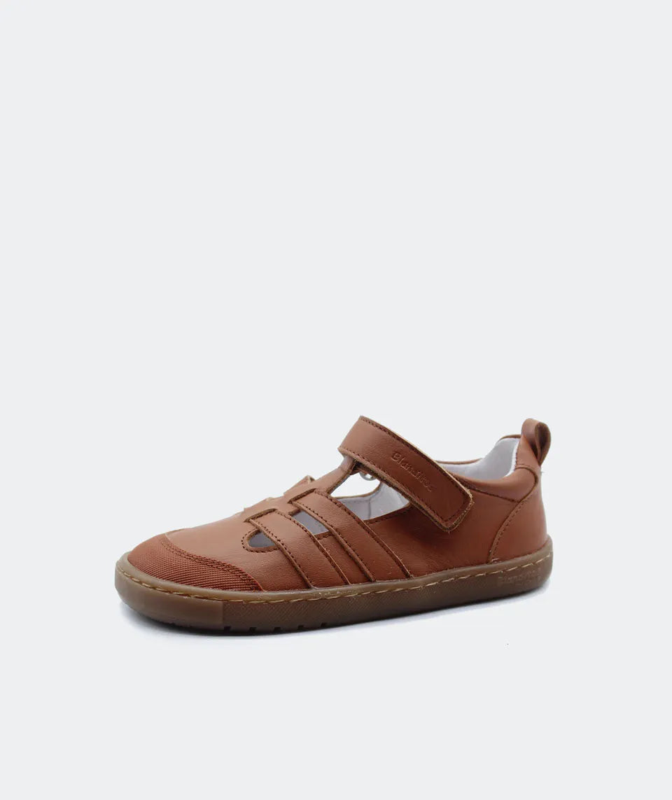Sandália fechada barefoot Blanditos em couro, cor castanha, com design respeitador, sola fina e biqueira em borracha para proteção extra.
