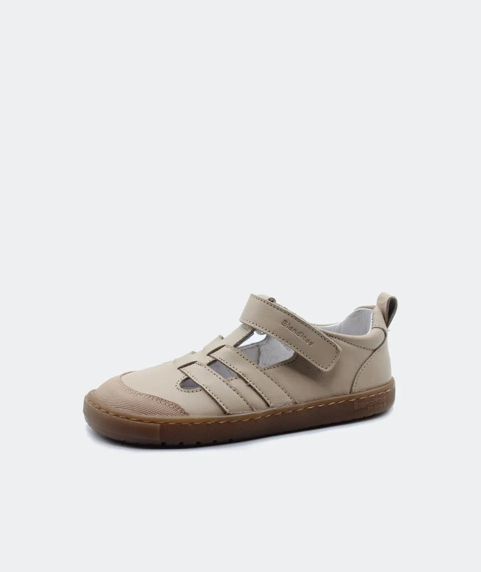 Sandália fechada barefoot Blanditos em marrom, com sola em borracha e fecho em velcro, design flexível e respeitador.
