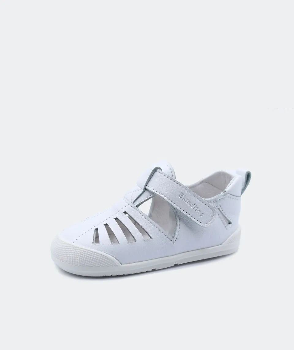 Branco – Sandália Fiyi da Blanditos by Crio's em tom branco, com fecho de velcro e detalhes em couro, sola branca e biqueira resistente.
