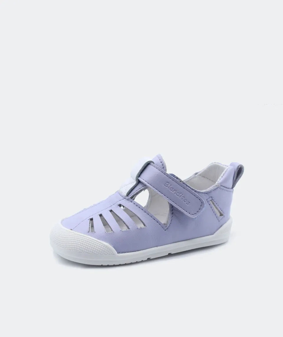 Lilás – Sandália Fiyi da Blanditos by Crio's em tom lilás claro, com fecho de velcro, detalhes em couro e sola branca com biqueira reforçada.
