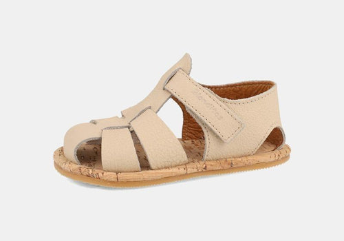 Sandália minimalista Blanditos Boga em pele bege com sola flexível e tira de velcro
