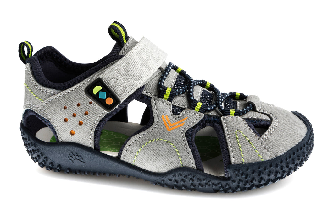 Sandália Pablosky cinzenta com detalhes em verde néon e laranja, fecho de velcro e sola escura, vista lateral.